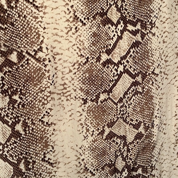 𝅺Equipment Femme Riley 100% Silk Python Print Blouse - Picture 8 of 10